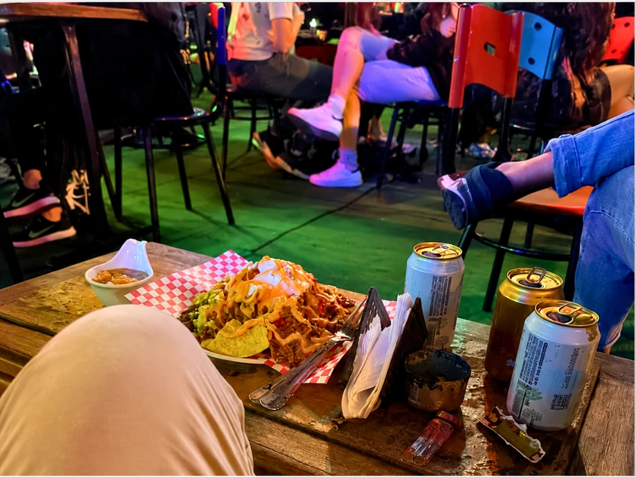 "Gastro Bar weed friendly de Casa Colibrí con cócteles y ambiente social